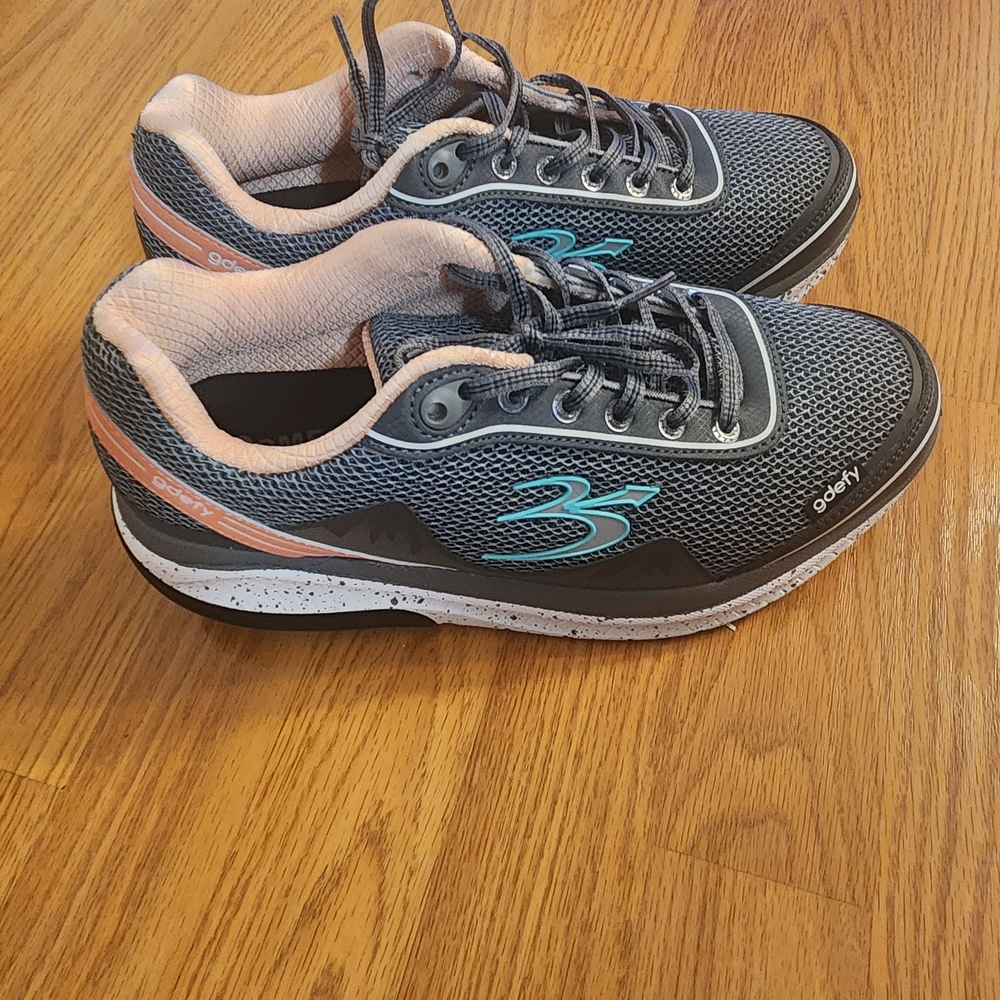Gdefy Shoes Size 9